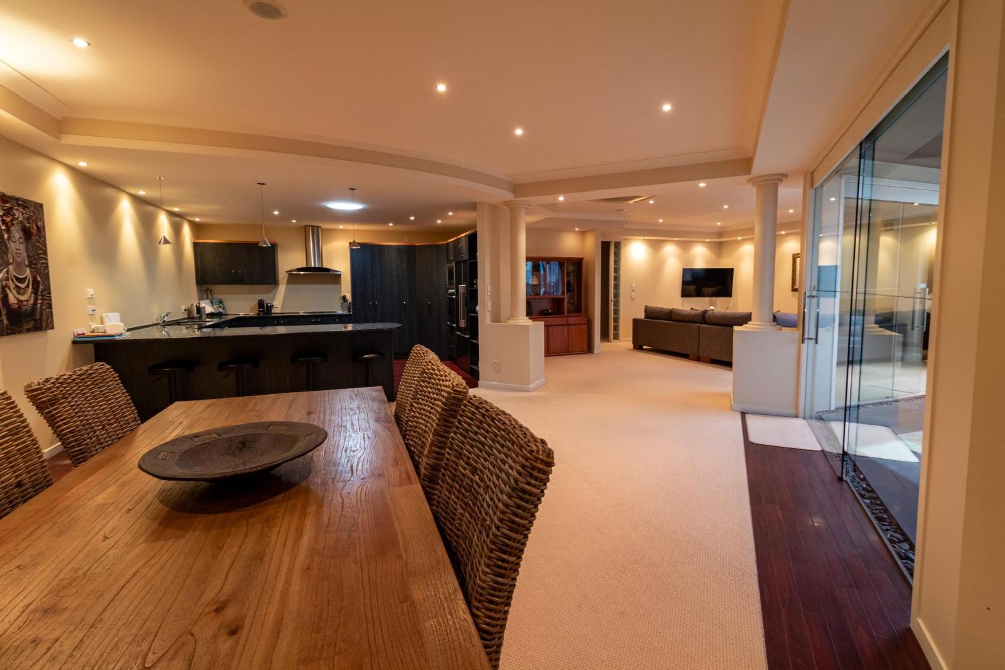 Large Luxury Apartment Located Right In Town Taupo Luaran gambar
