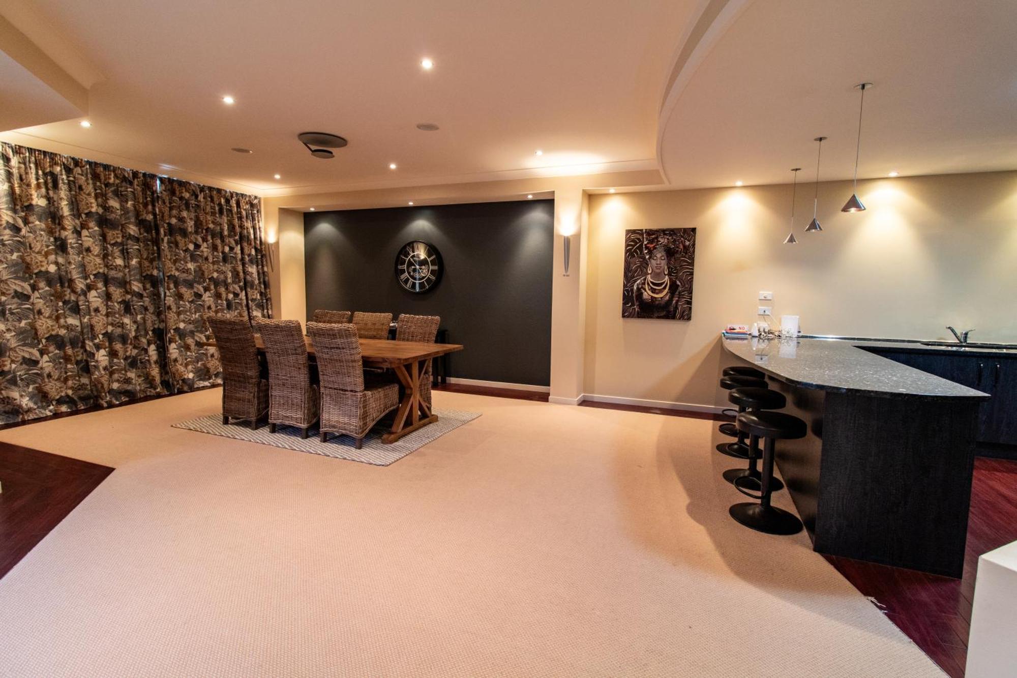 Large Luxury Apartment Located Right In Town Taupo Luaran gambar