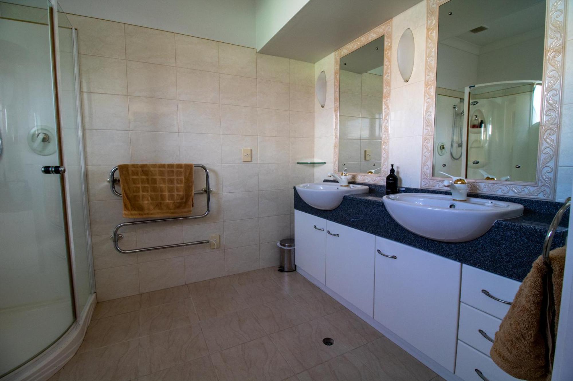 Large Luxury Apartment Located Right In Town Taupo Luaran gambar